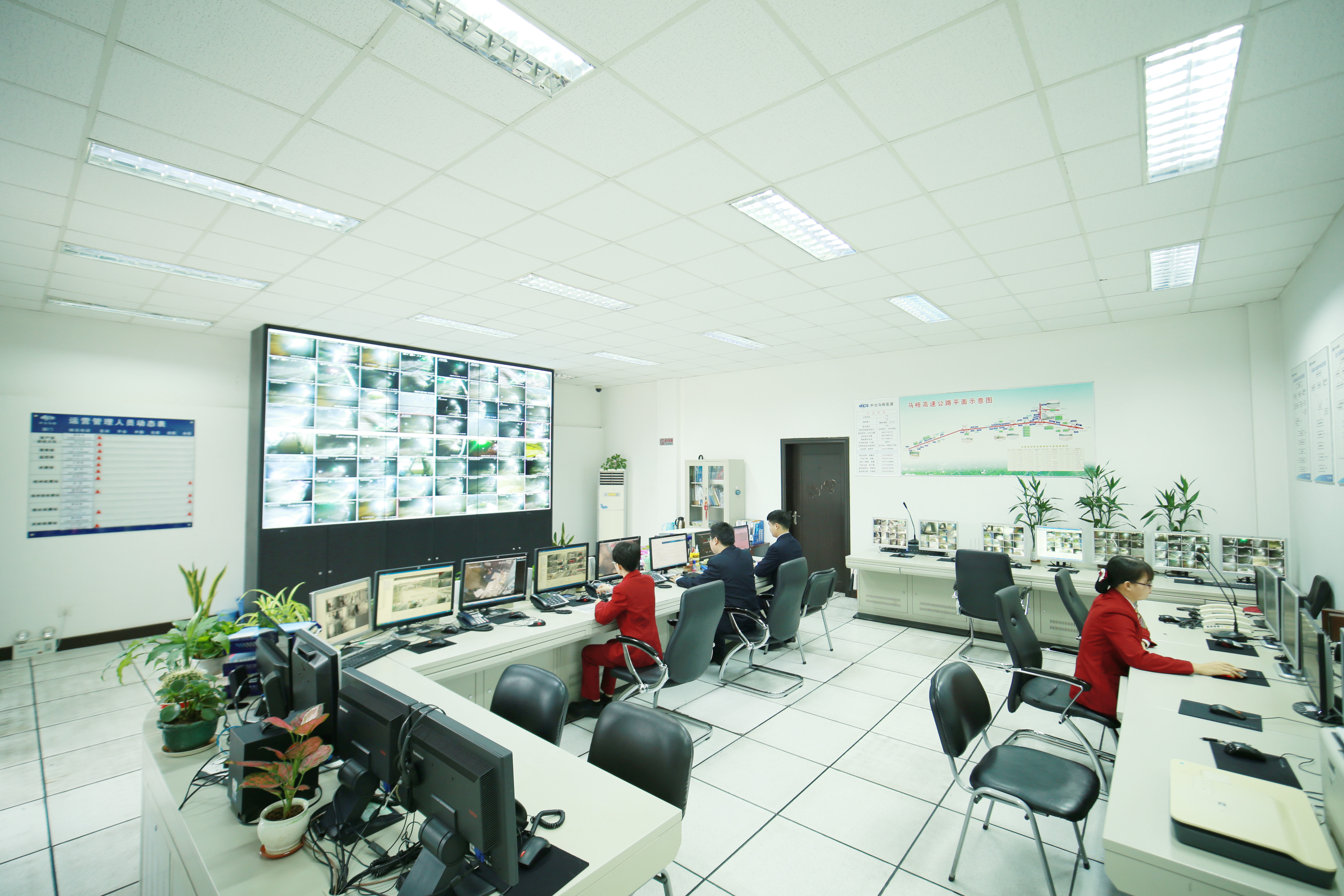 46.1.廣西馬梧高速公路安全設施工程.jpg